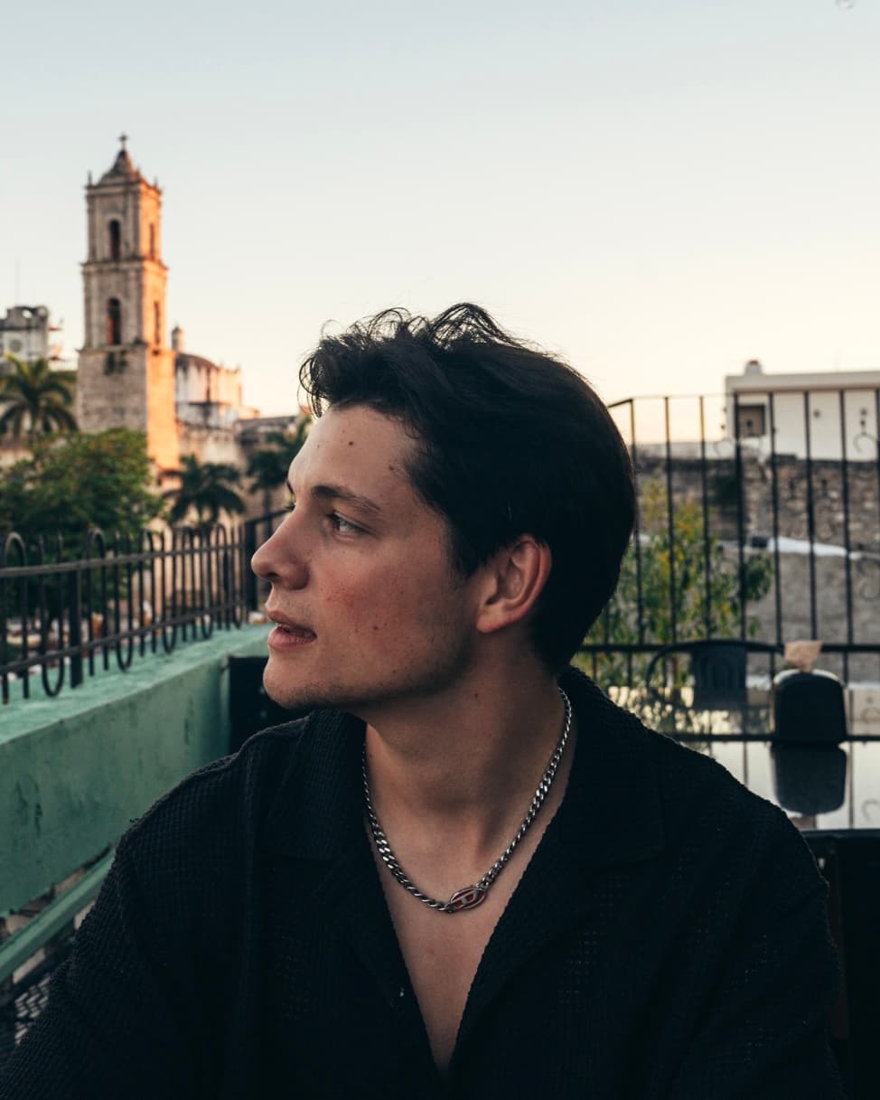 Aaron Faas im Seitenprofil vor einer Altstadtkulisse.